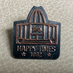 Canton, Ohio Football Hall of Fame 1982 Gold & Black Decorative Pin